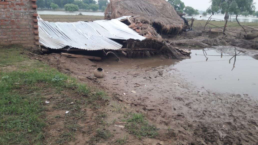 Danger of spreading disease in flood-hit villages