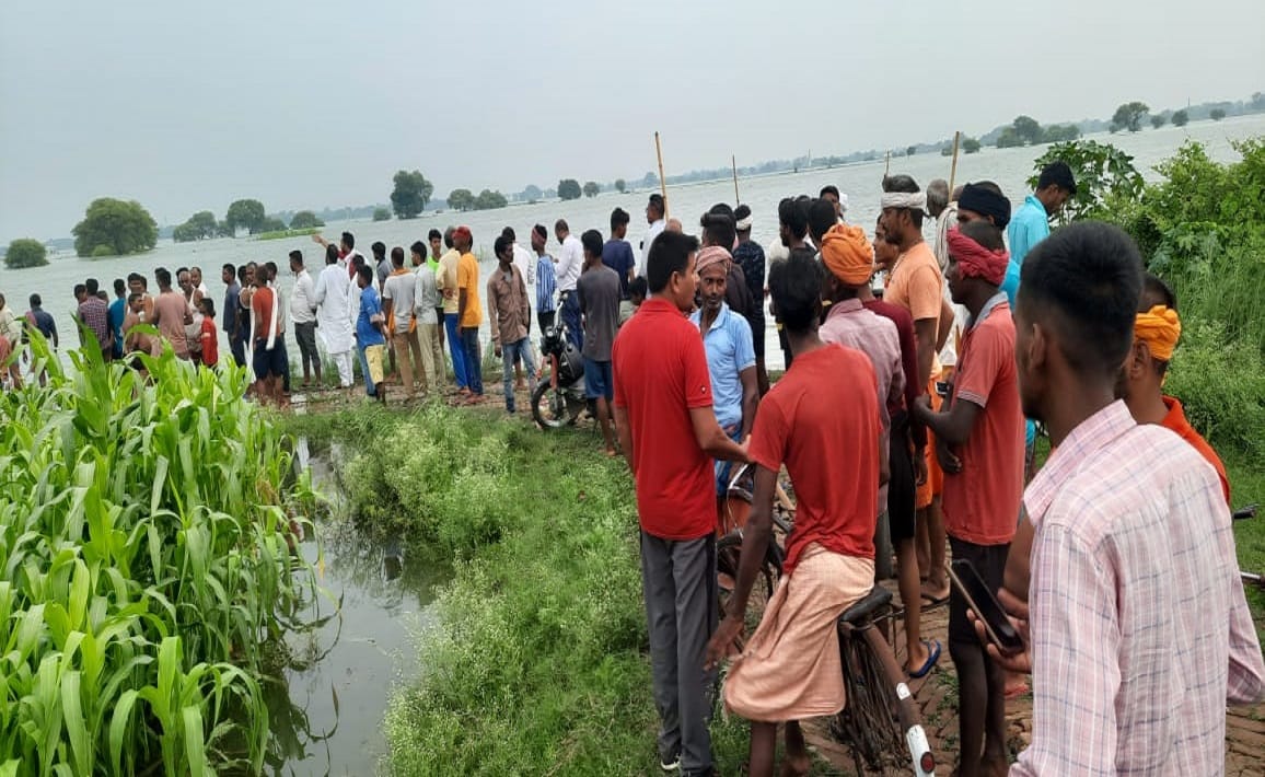 Boat Accident in Ghazipur flood area sadness in villagers chaos among families of missing children