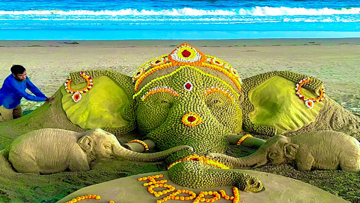 Ganesh Chaturthi 2022: Artist  Sudarsan Pattnaik Creates Ganpati Idol With 3,425 Sand Laddoos Odisha