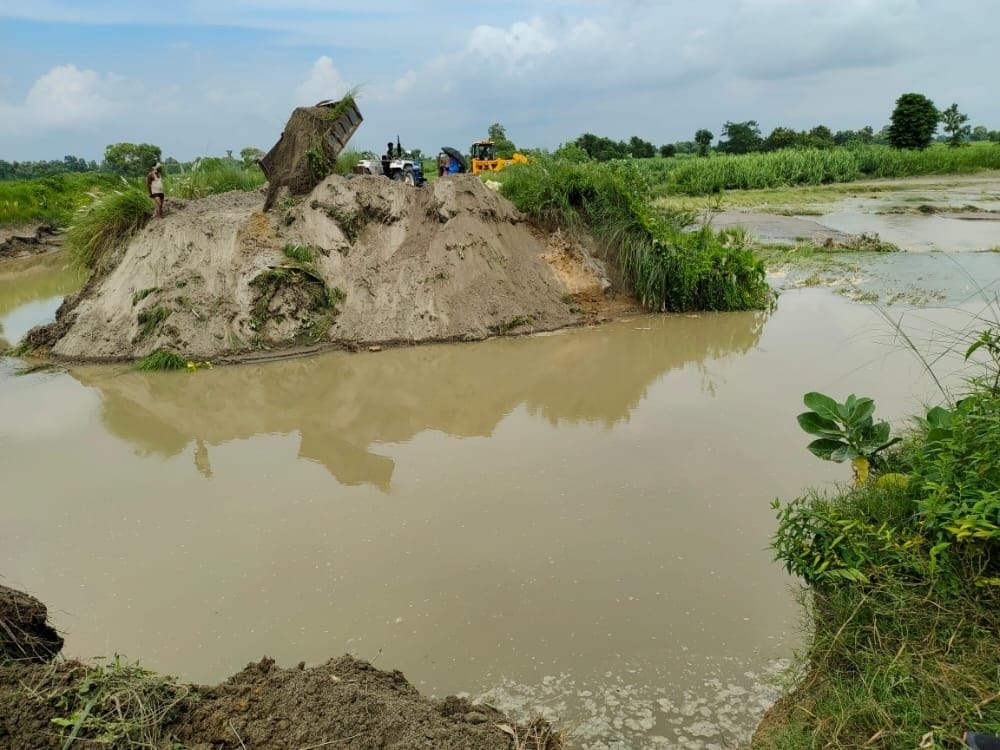 The edge of Narayani canal was cut due to increase in water pressure