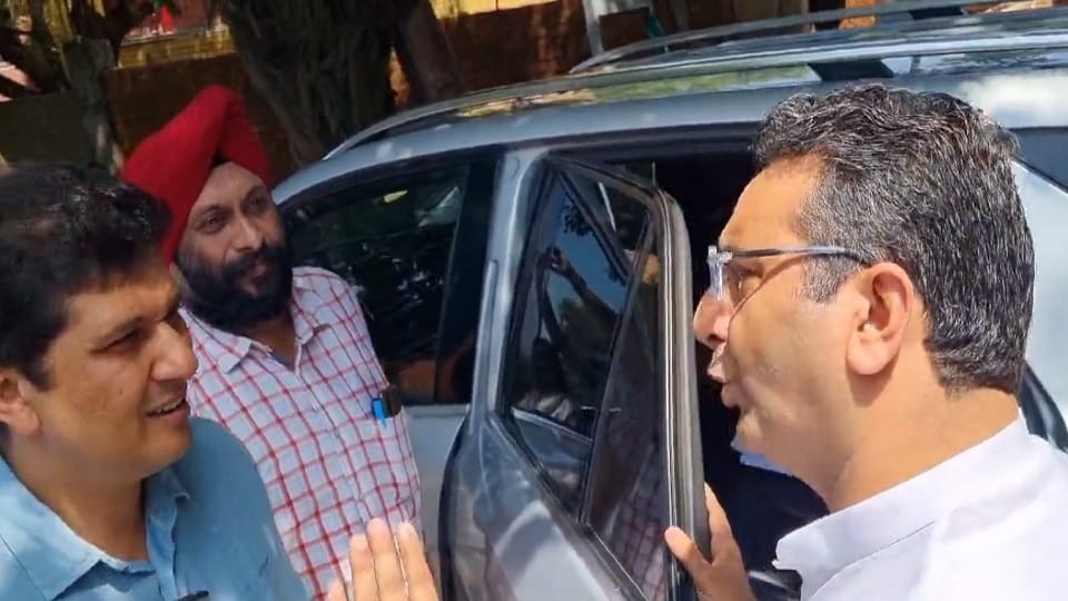 BJP vs AAP There was fierce debate between Gaurav Bhatia and Saurabh Bhardwaj