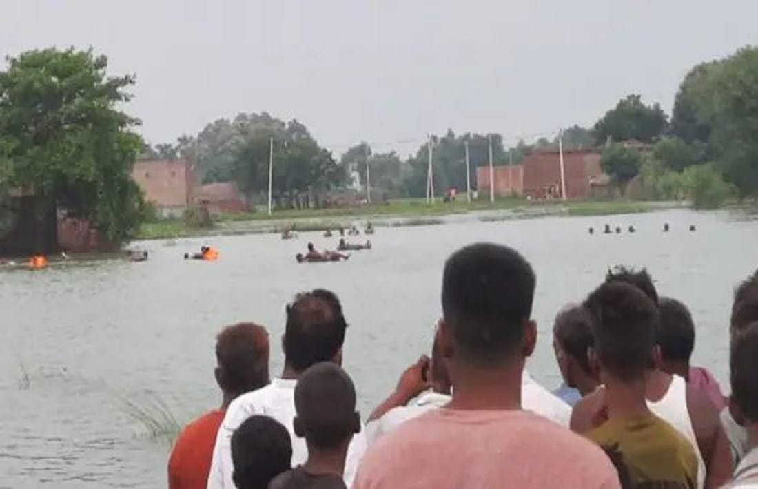 Boat full of passengers capsizes in overflowing Ganga ghazipur accident news