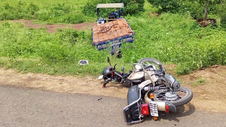 Damoh: Uncontrolled tractor hit the bike from the front, husband and wife died