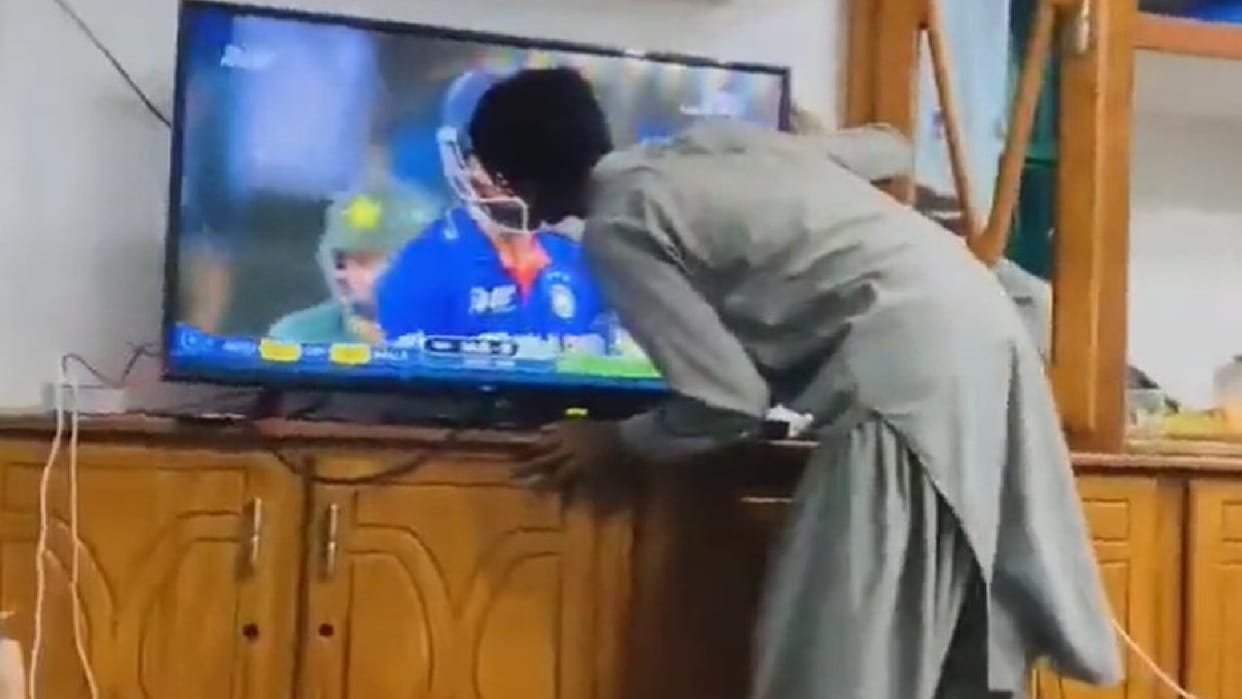 Hardik Pandya fan goes crazy after watching his six kisses Tv Screen