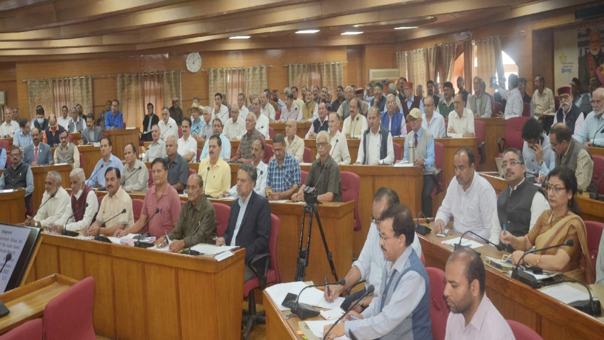 The representatives of the pensioners keeps getting tangled up in front of the Chief Secretary