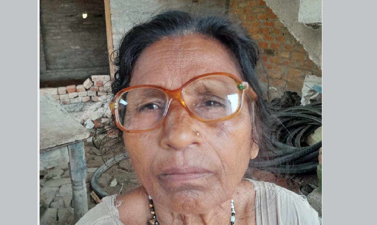 a female postal agent was cheated in Auraiya, 30 thousand rupees and ear earrings