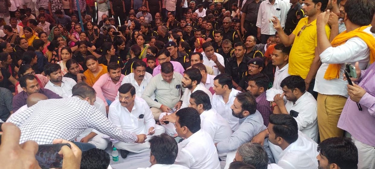 protest,etawah,etawah news,up news,saifai medical univarcity