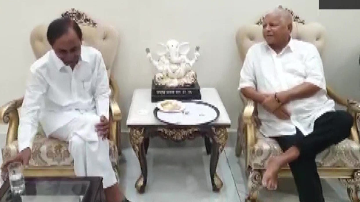 Telangana CM K Chandrashekar Rao meets RJD chief Lalu Yadav former Bihar CM Rabri Devi Nitish Kumar in Patna