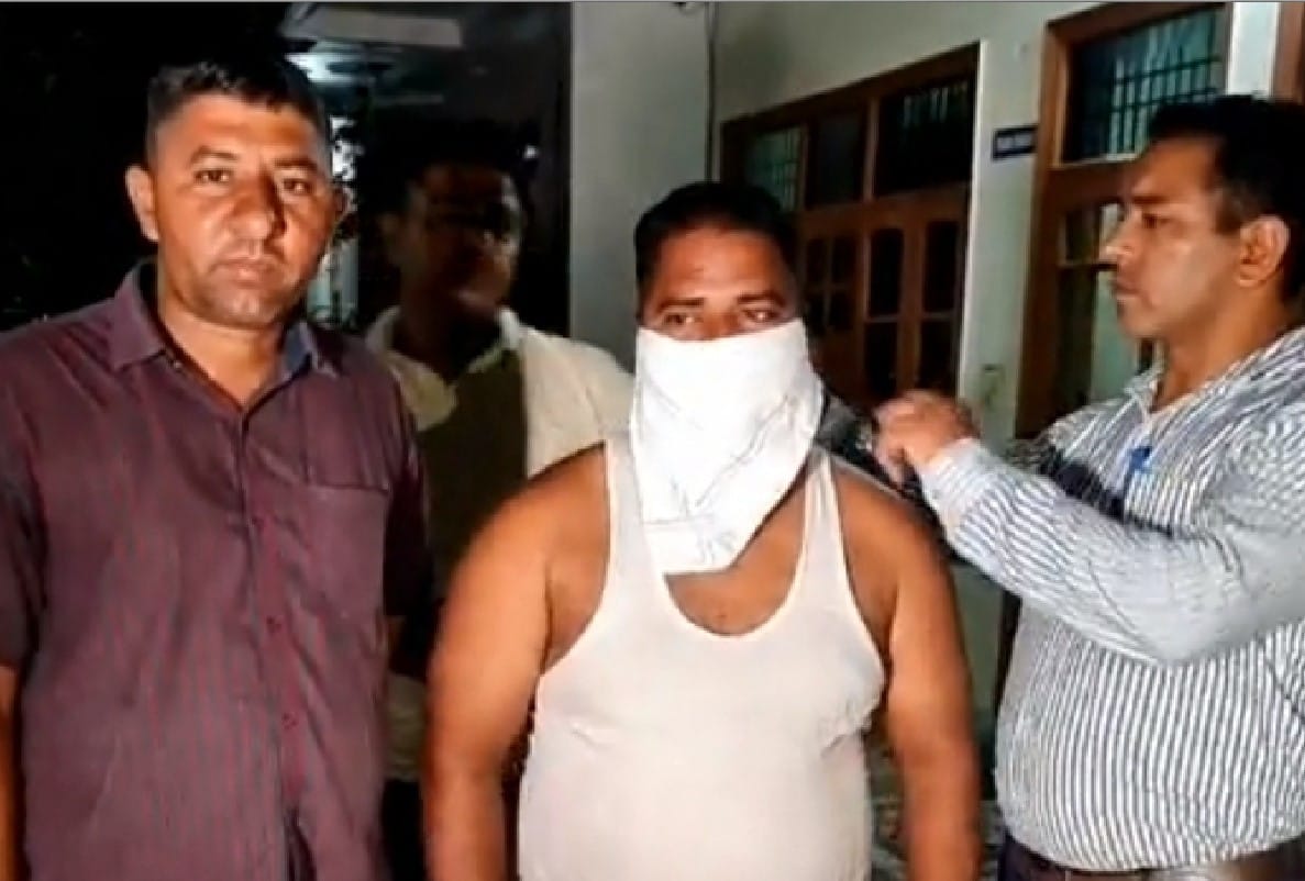 Lineman arrested red handed taking bribe of 25 thousand rupees