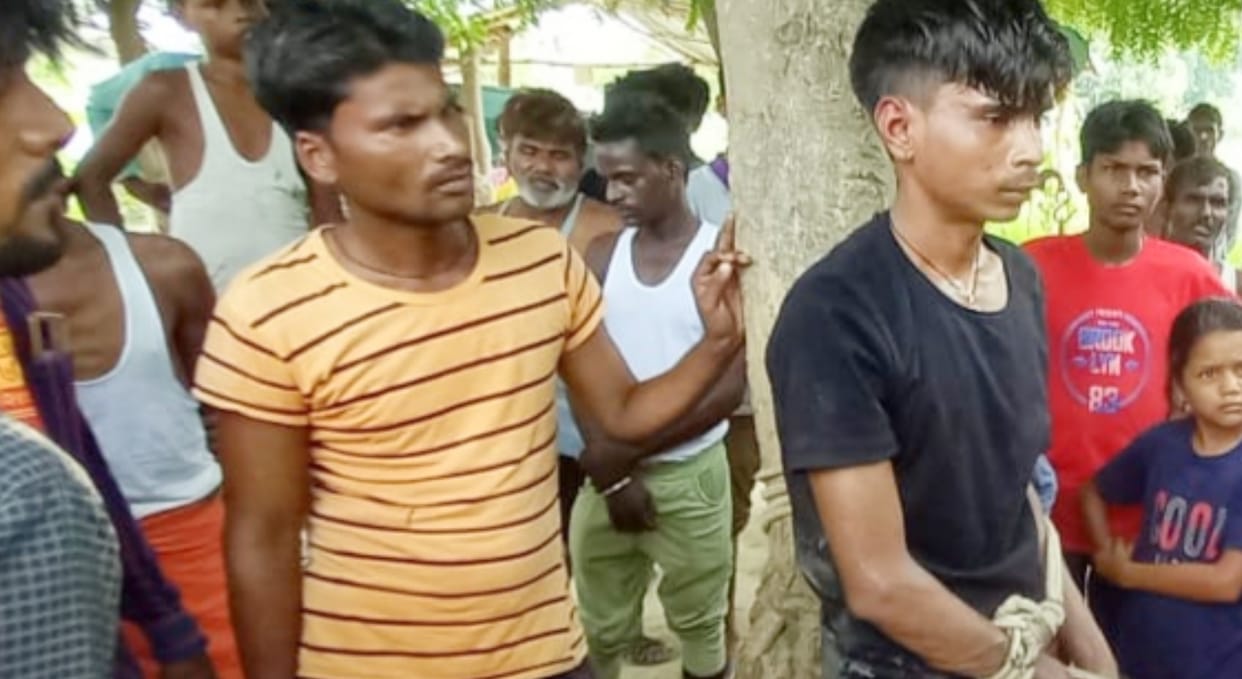 Sitapur News: Villagers tied the lover to a tree and beat him up to meet his girlfriend