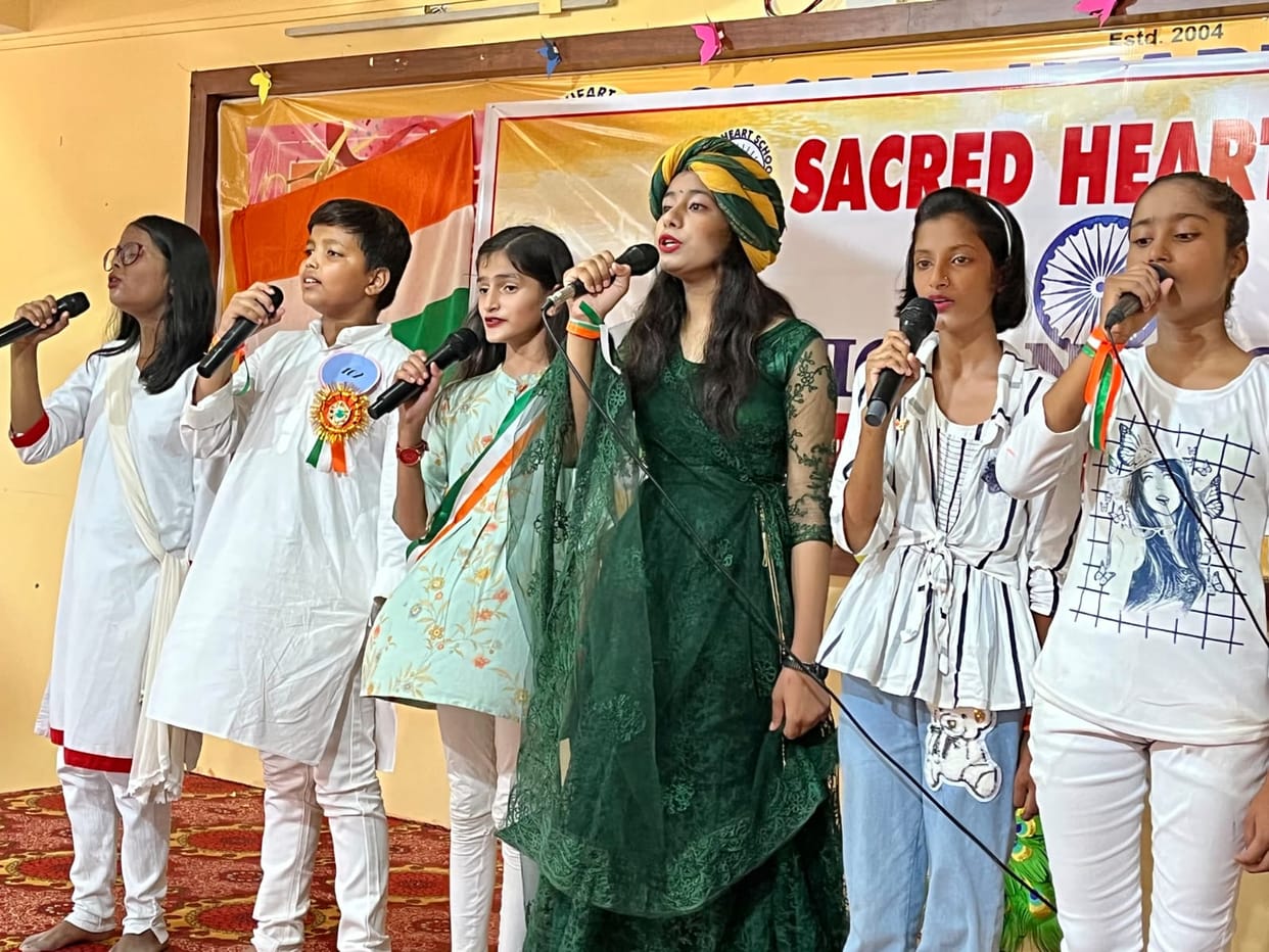 Students scattered in the patriotic song competition