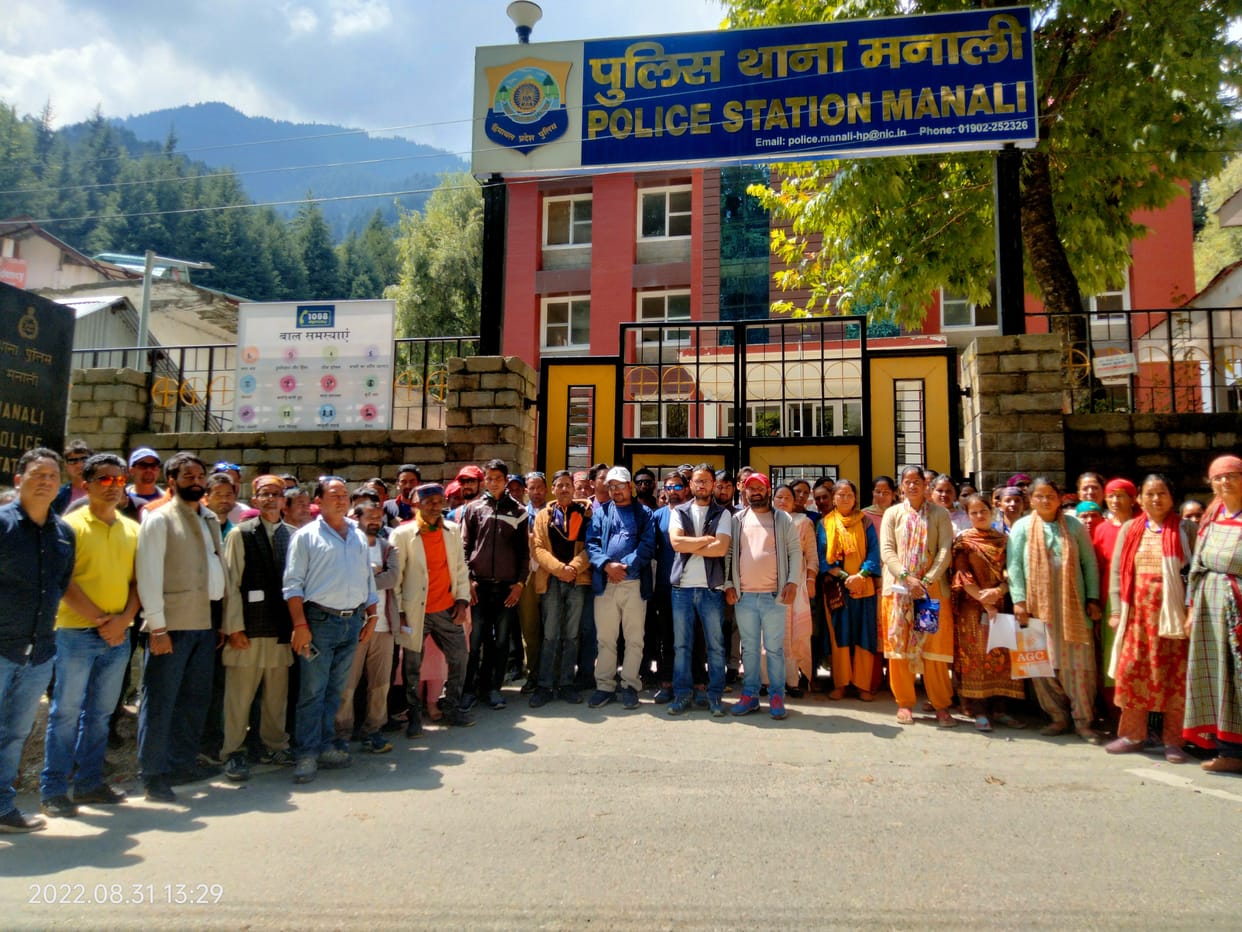 Angry over the death of two teenagers, Solang residents reached the police station to arrest