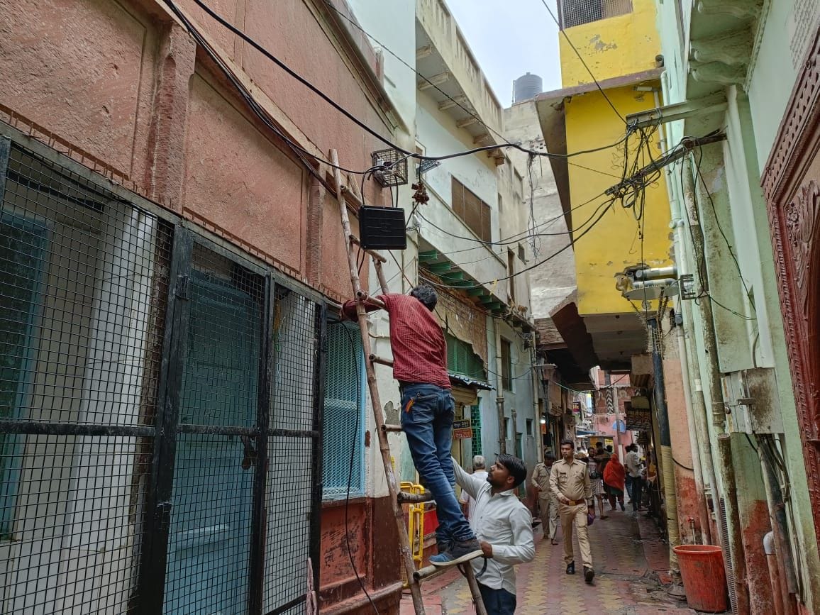 Mathura: CCTV cameras being installed to keep an eye on the crowd