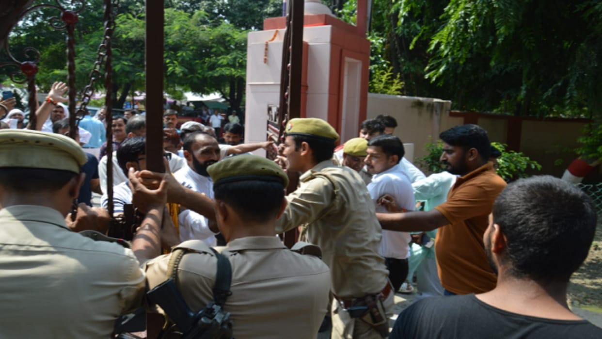 The people of Tyagi society have ruckus with tractor in commissioner in Meerut