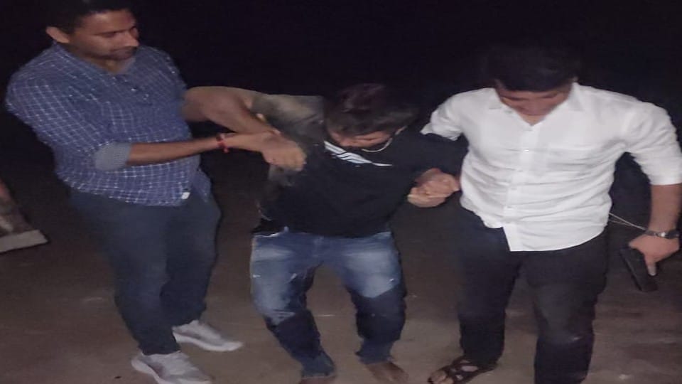 Police encounter with miscreants 50 thousand rewardee arrested in mathura