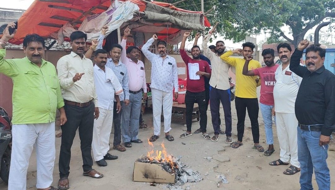 The members of the municipality burnt the effigy of the district administration