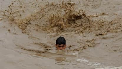 पाकिस्तान में बाढ़ के बीच स्थिति।