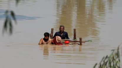 Pakistan Floods Crisis Health Services facing biggest Problems Pregnant women in danger Sindh Balochistan
