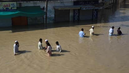 Pakistan Floods Crisis Health Services facing biggest Problems Pregnant women in danger Sindh Balochistan