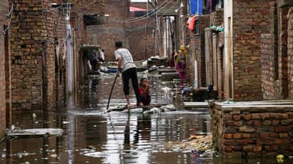 Pakistan Floods Crisis Health Services facing biggest Problems Pregnant women in danger Sindh Balochistan