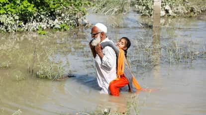Pakistan Floods Crisis Health Services facing biggest Problems Pregnant women in danger Sindh Balochistan