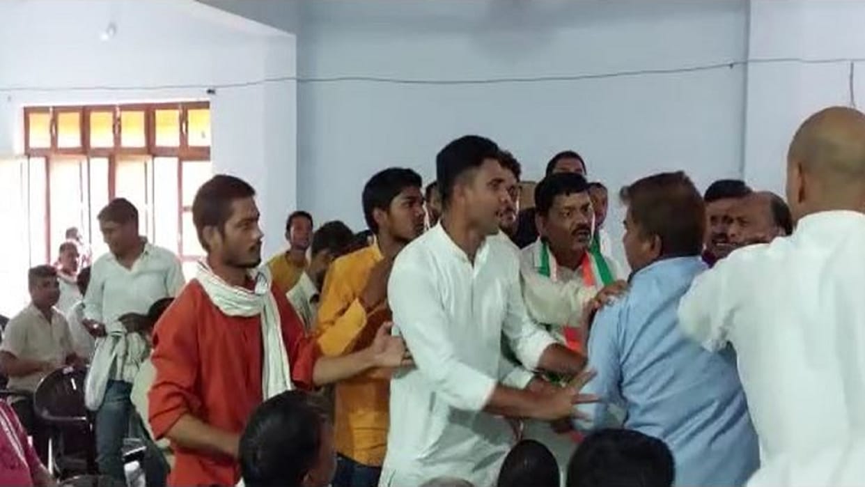 Congress workers clashed with each other in front of the National Secretary in azamgarh