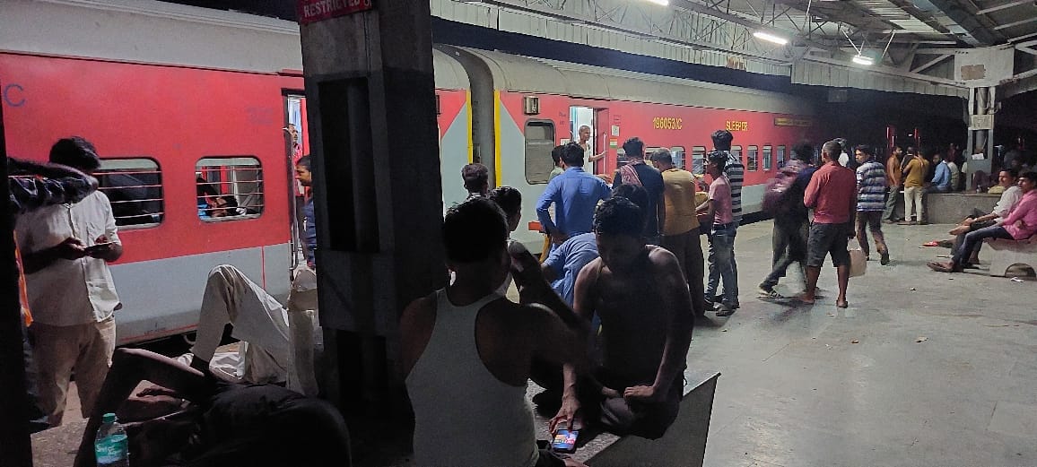 Pawan Express stood for three hours due to technical fault