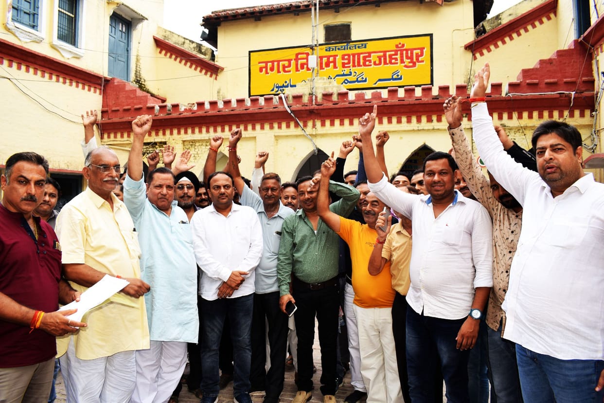 Traders demonstrated in front of Municipal Corporation office