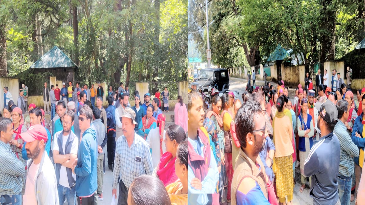Angry over the registration of FIR, the people of Solang village reached the police station to arrest