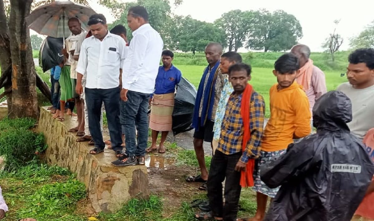Talking while standing on the road, two brother-in-law died due to lightning
