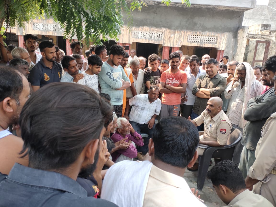 Villagers surrounded the team that went to collect electricity bill