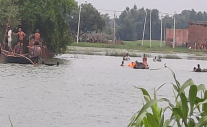 Boat full of passengers capsizes in overflowing Ganga ghazipur accident news