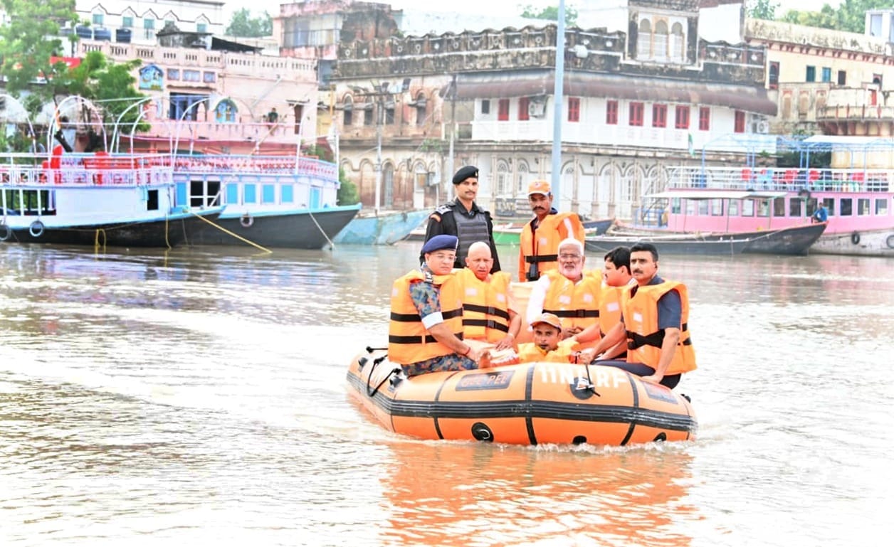 CM Yogi Varanasi visit flood affected areas said Government is with you in this crisis