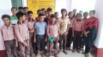 गांव नगला गोपी के संविलियन विद्यालय में बदबूदार खाने को दिखाते विद्यार्थी। संवाद