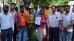 कलेक्ट्रेट में ज्ञापन देते हिन्दू जागरण मंच के कार्यकर्ता।