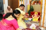 शाहजहांपुर के चौक में घर में स्थापित की गई श्रीगणेश की मूर्ति का पूजन करते लोग । संवाद