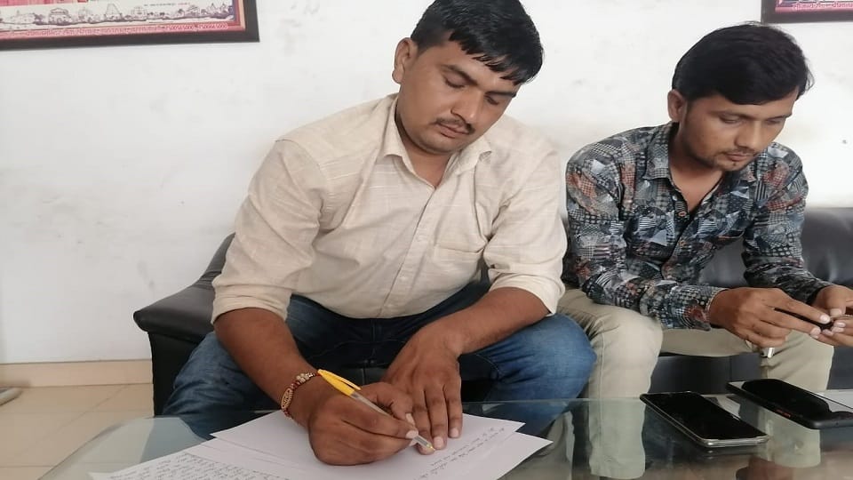 Fake STF Officer Arrests By Sadar Police Take 75 Thousand Rupees candidate of van rakshak exam