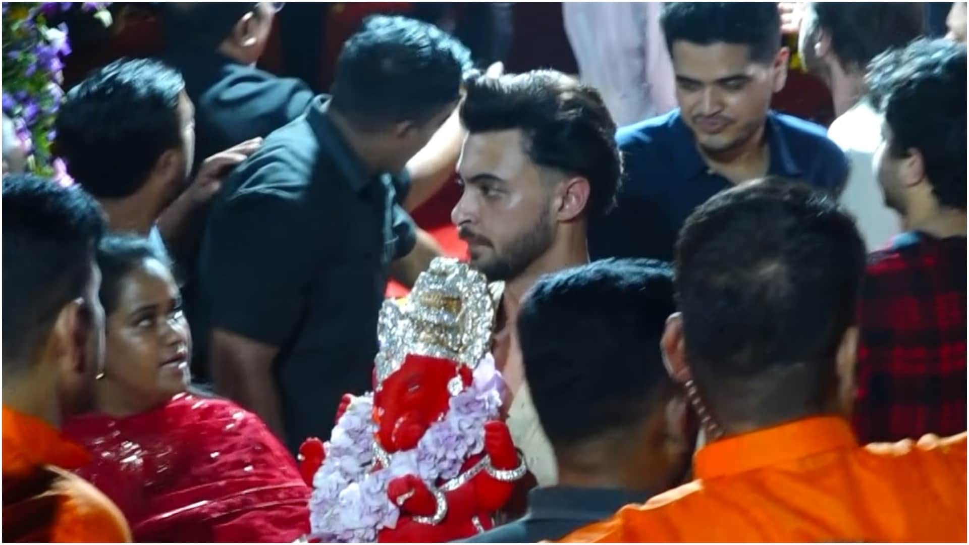Salman Khan reached Sister Arpita khan ganpati visarjan with aayush sharma and sohail khan