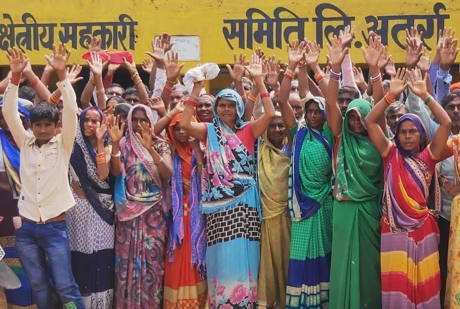Banda: Demonstration of farmers upset due to non-availability of fertilizers