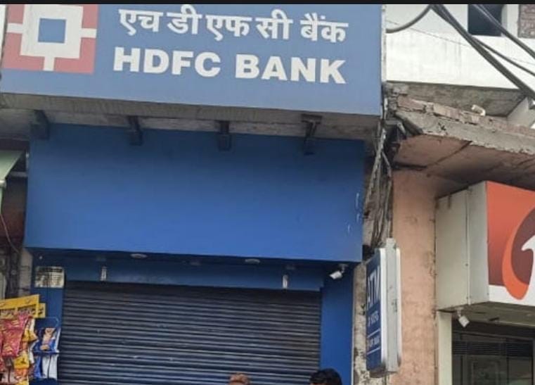 Caution: This is also a way of cheating... By pushing the masons on the pretext of pushing among themselves, by changing the debit card, 45,000 rupees were withdrawn from the account.