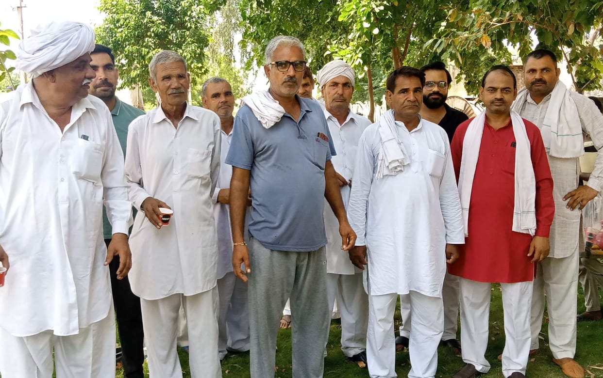 Farmers of five villages met the sub-divisional officer for not getting electricity according to the schedule
