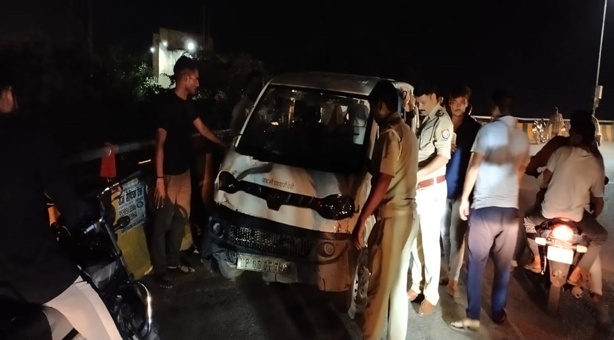 Road Accident in chandauli traffic constable including two injured due to Uncontrollable magic hit bikes