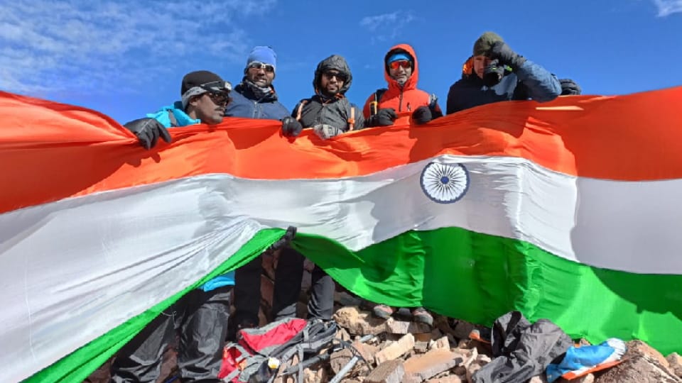 Constable of Chandigarh Police hoisted tricolor on Mount Satopanth peak in Gangotri, Uttarakhand