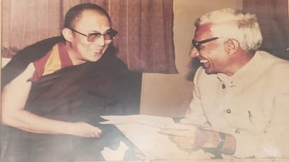 Dalai Lama fighting for the autonomy of Tibet as a crusader