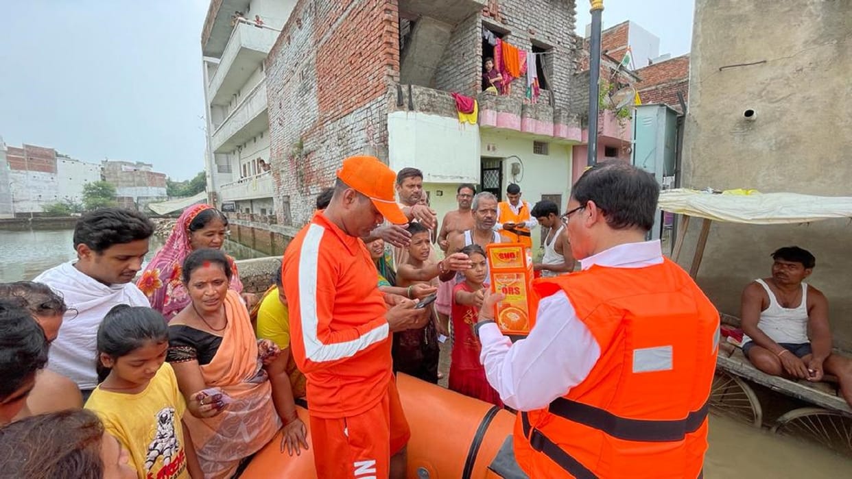Door to Door Medical Facility in varanasi Paramedical team is there on the spot
