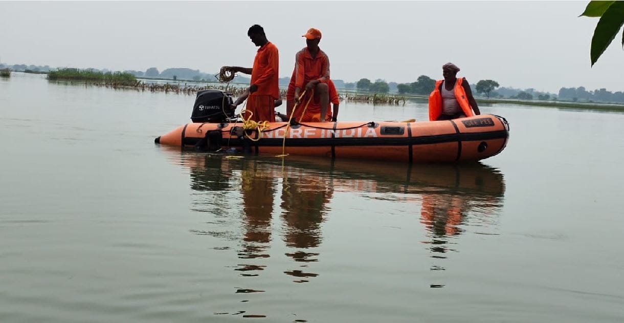 boat accident in ghazipur flood in ganga six families got pain for life