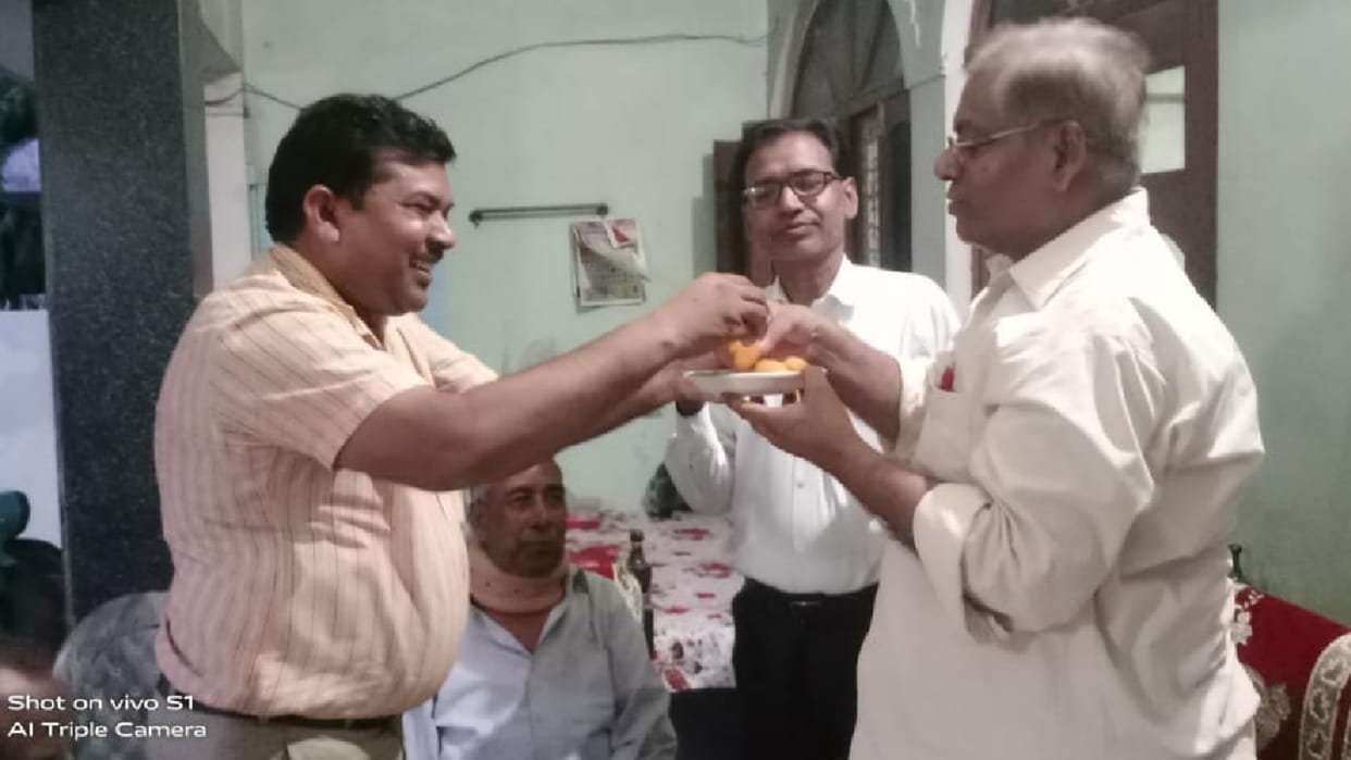 Decision to include OBC in SC People expressed happiness by distributing sweets