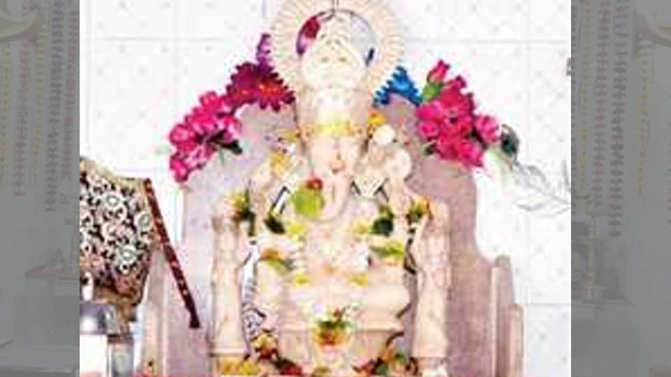ग्राम बाचावानी के तिल गणेश, मान्यता है कि ये हर साल तिल बराबर बढ़ते हैं।