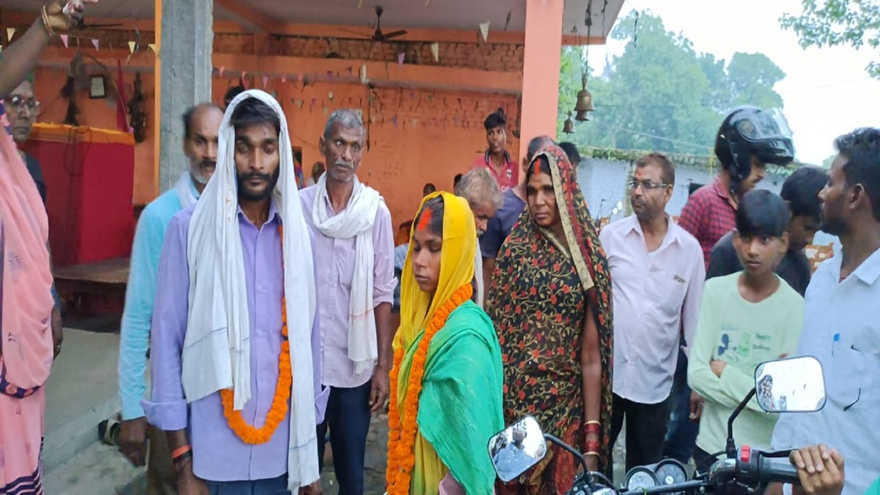The people of the village tied the couple in the bond of marriage in azamgarh