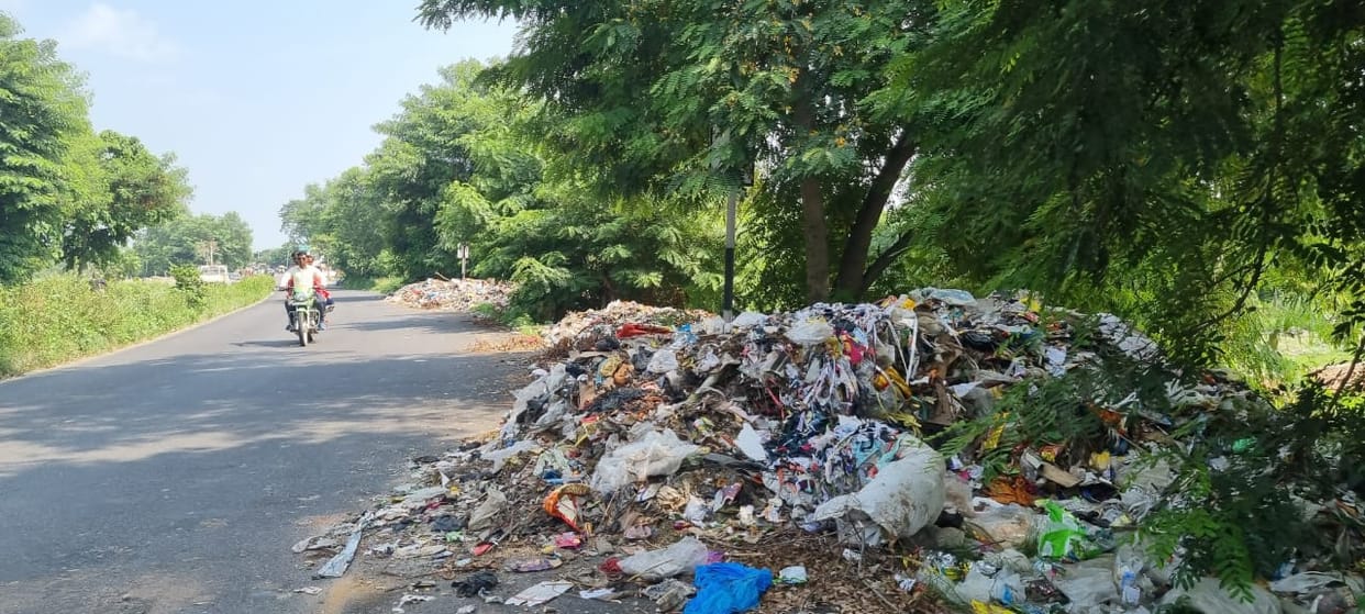 Municipality's garbage on NHAI land,Garbage disposal plant will start next year, near Meerapur village is being built at a cost of nine crores